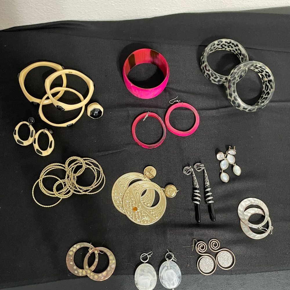 Elegant Gold and Black Earrings Set